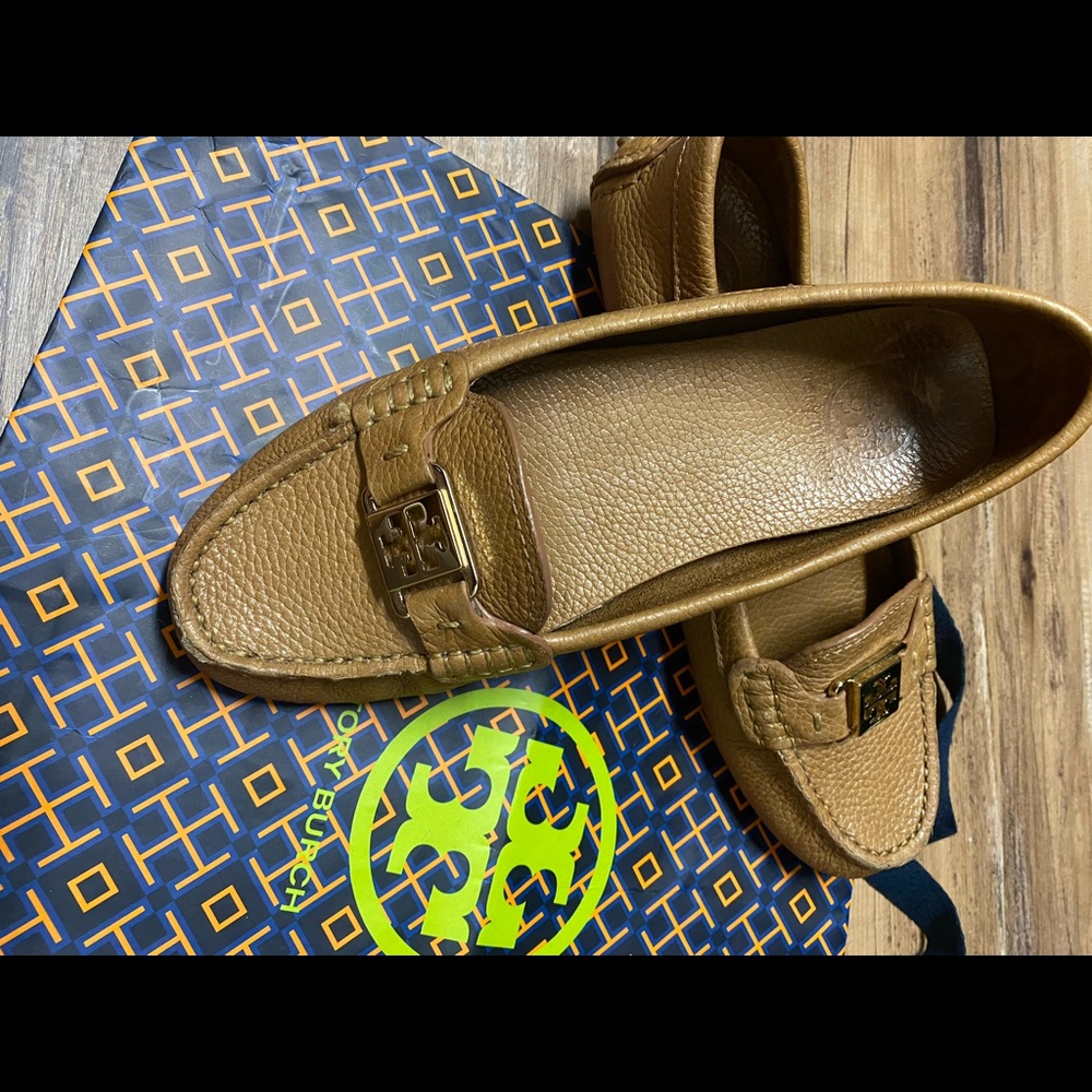 TORY BURCH brown tumbled leather driving loafer